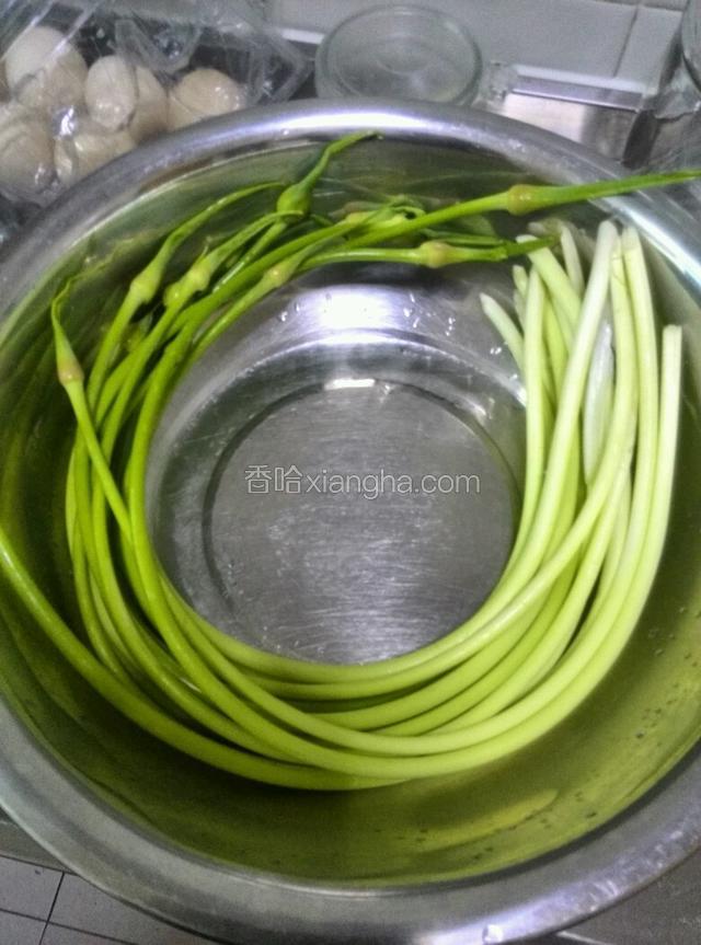 蒜苔一份洗净。