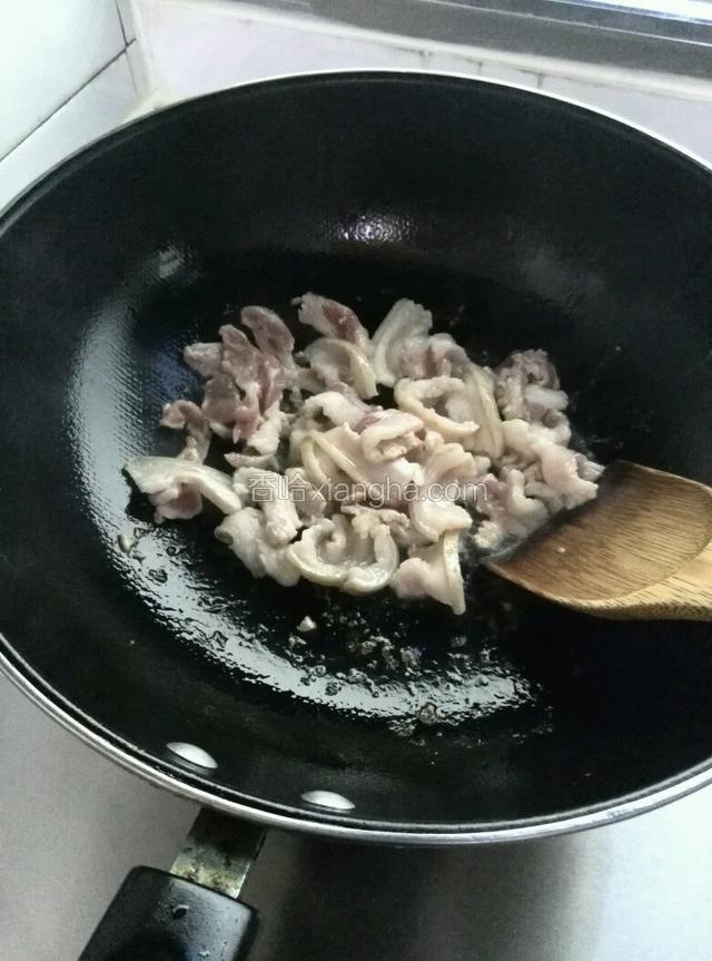 锅上火烧热加少许油划锅，倒入五花肉煸炒出油，出香味。