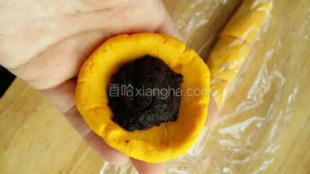 取一块，搓条，分成等份。包入豆沙馅。