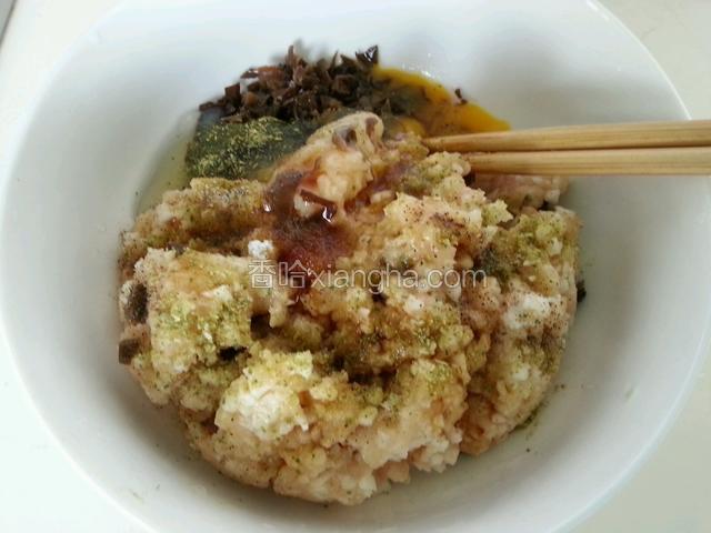 准备内馅：鸡胸脯肉剁成茸，荸荠洗净去皮剁成小丁，木耳泡发切小片，统一装在碗内，撒葱姜蒜粉和料酒去腥，少许鸡精、酱油入味，用鸡蛋和玉米淀粉增加粘度，顺时针搅拌所有材料至内馅上劲。