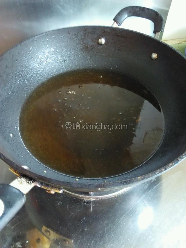 锅上火倒入植物油500克左右。