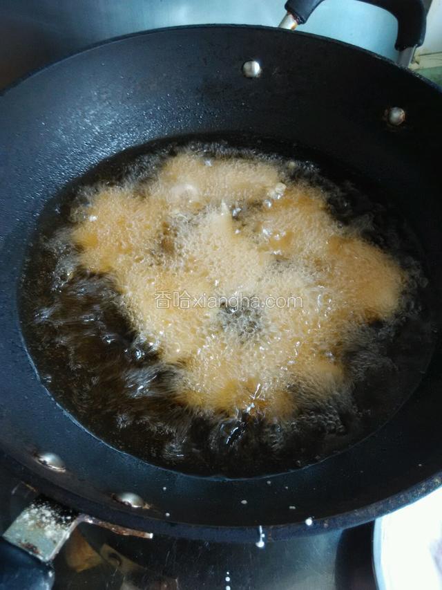 油温六成热左右逐一下入肉片。