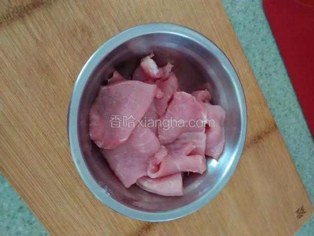 里脊肉切成两毫米左右的片备用。