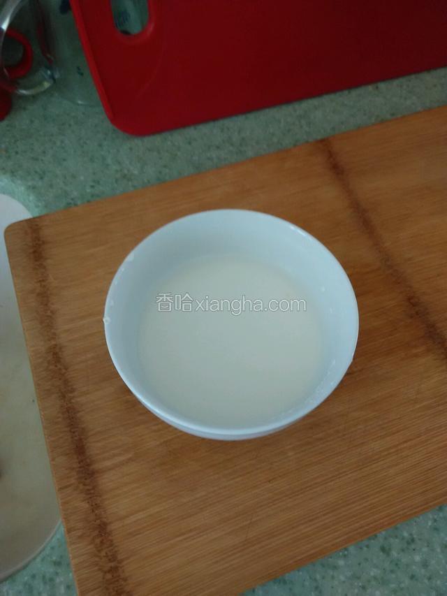 适量玉米点粉加水调成水淀粉。