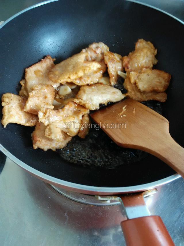 把炸好的肉片放入翻炒均匀，让肉片均匀的沾上糖醋汁即可出锅。