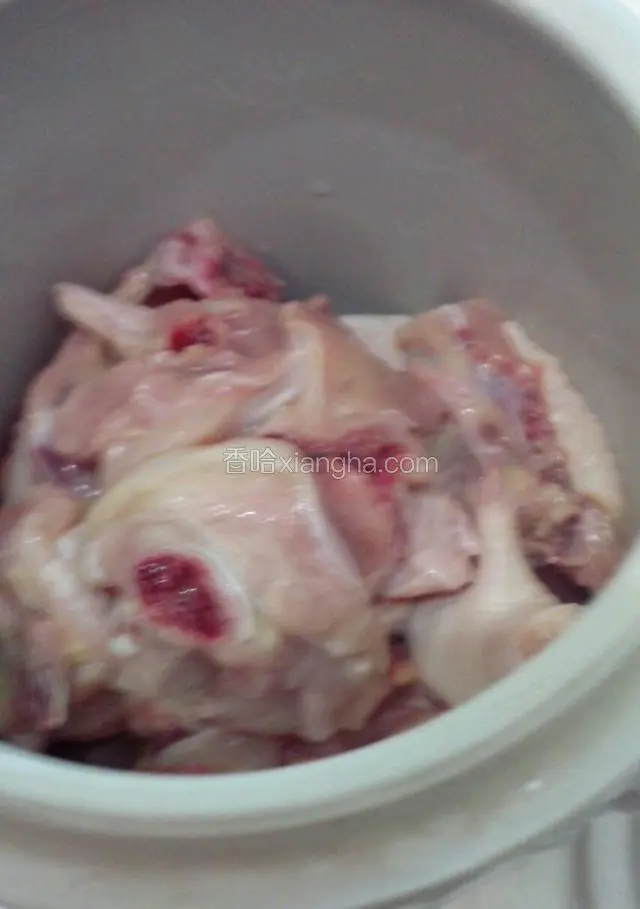 将鸡肉洗净，放入容器，加入姜片，  蒸煮。