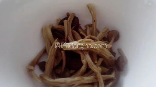 将泡好的茶树菇切段备用