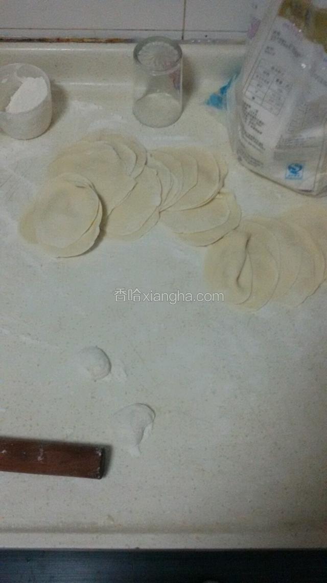  把面擀成饺子皮