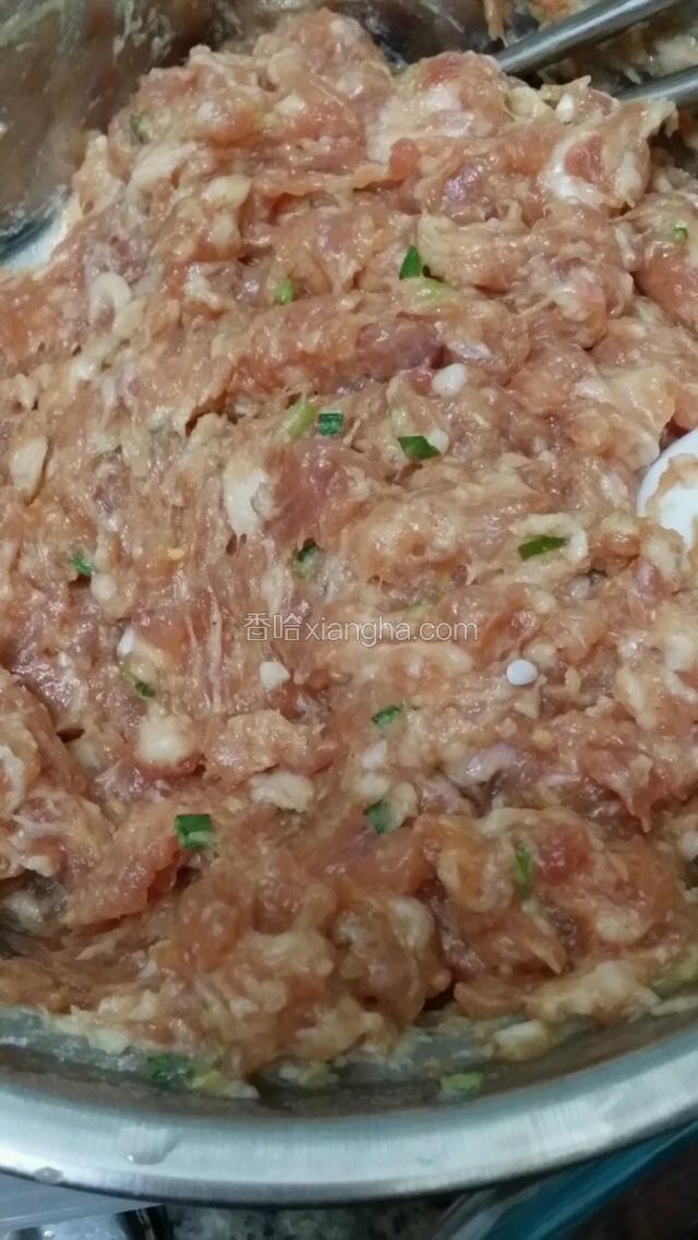 将肉糜里加入一个鸡蛋 葱花 姜末 盐 鸡精 胡椒粉 鲜酱油。顺一个方向搅拌，并分三次加入少许清水。搅拌时间长肉才会有弹性，搅拌好以后加入淀粉拌匀。