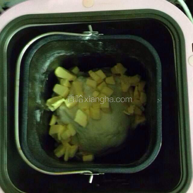 做法：

把除黄油外的所有原料放入面包机中搅拌30分钟 ，我的面包机搅拌功能定时是15分，搅了两次是30分钟后加入黄油再搅15分钟