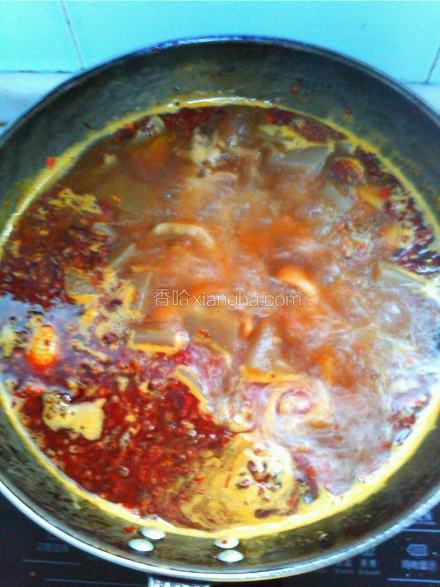转中小火煮20分钟加入魔芋盐调味再煮20分钟大火收汁淋入红油，出锅盛盘放少许青蒜叶即成