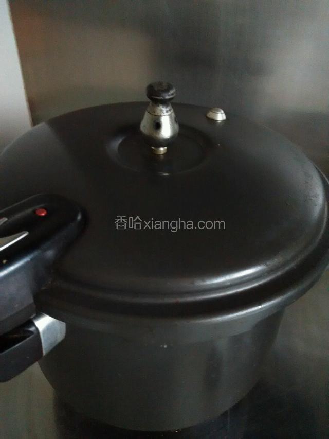 泡好的红豆倒入高压锅里，大火烧开加压阀转中火