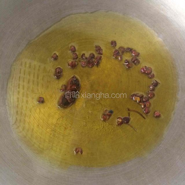锅里放油，同时放八角和一些花椒粒，小火炸出香味。