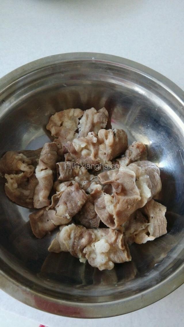 牛肉焯水，水开放入牛肉卷，用筷子搅动，牛肉变色马上捞出，不能焯水时间长，牛肉会变老