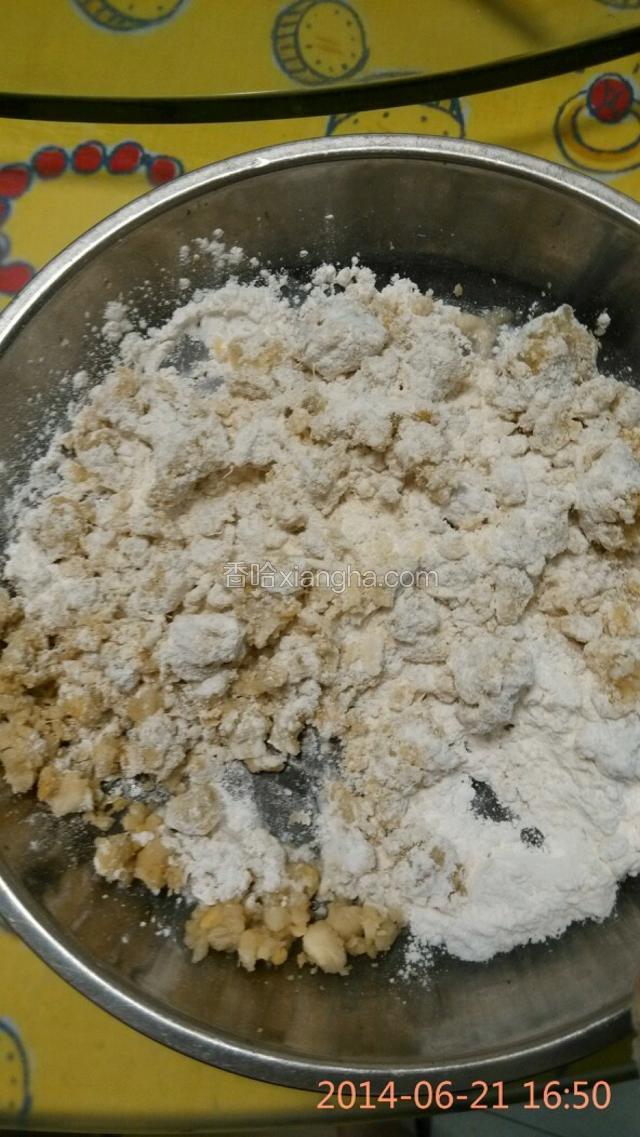 番薯去皮隔水蒸熟，加白糖，少许水，加入糯米粉跟粘米粉，比例3:1，份量没称，能揉成面团就可以了。番薯必须比粉多才香！