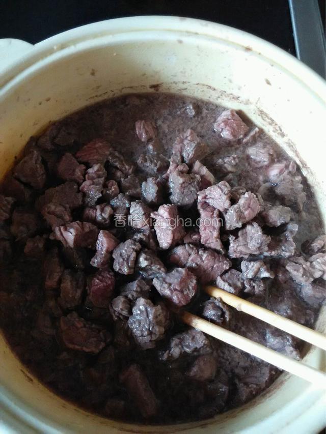 把腌好的肉粒盖上盖子放入微波炉，高火六分钟。