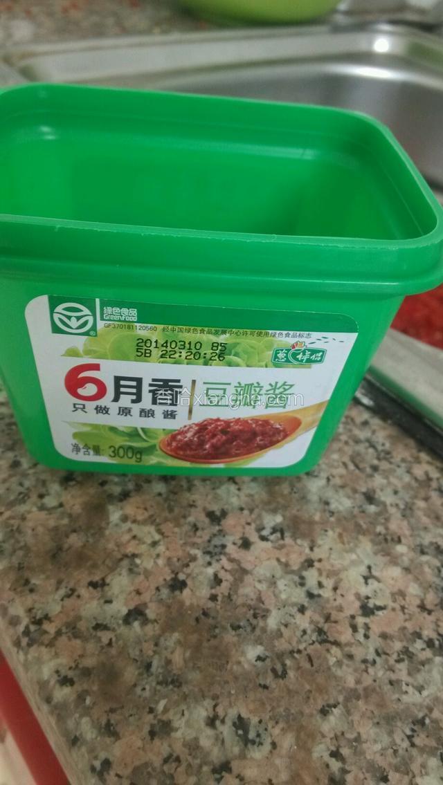 豆瓣酱放入锅中