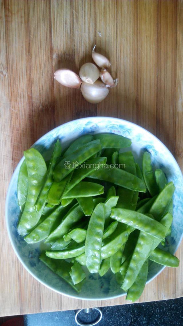 扁豆两头撕好洗净备用