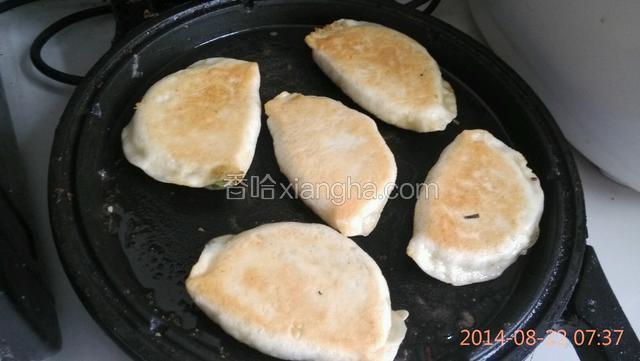 稍微饧发后放电饼铛。电饼铛预热，放少许油。烙至两面微黄色