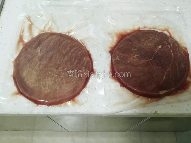 牛肉我买的阉过的（淘宝上的）锅里放黄油把牛肉两面各煎3分钟（根据自己喜欢的老嫩程度）放黑胡椒酱可以根据喜好加煎蛋