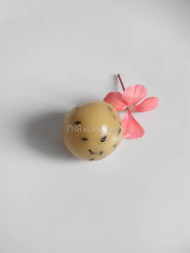 取一小团油面，用手揉搓成一个小圆球，圆球的大小可以根据自己喜好决定。