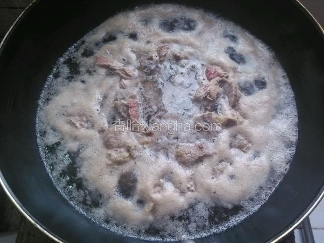 新鲜牛肉出水，先去血沫