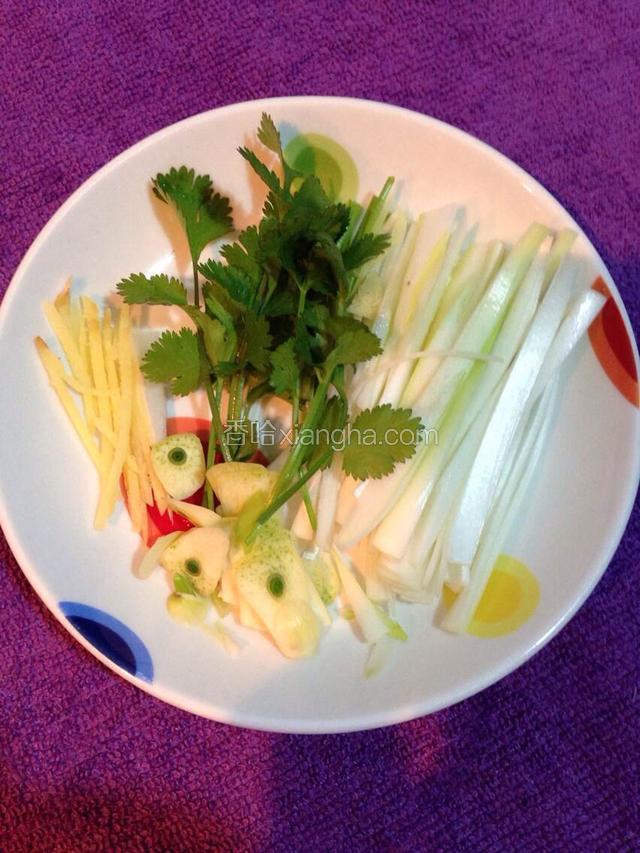准备葱姜蒜和香菜