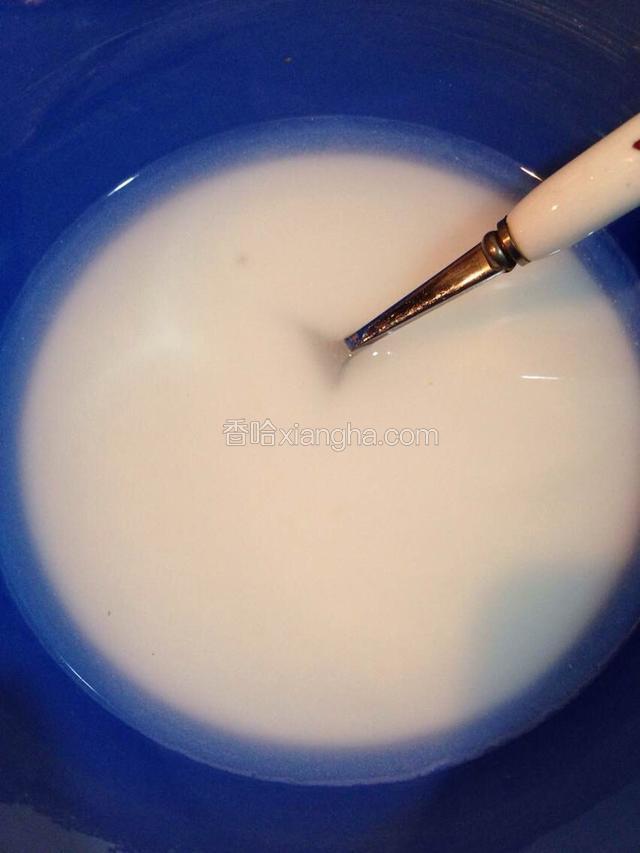 将沉淀以后的水淀粉 多余水倒掉 这样的糊正好