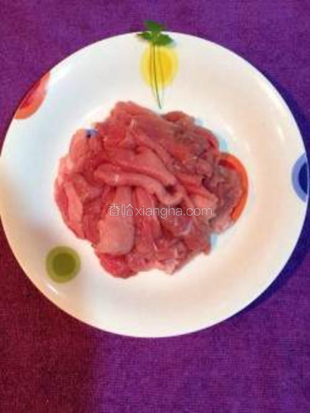 切好片的肉用料酒 盐 胡椒粉煨制一下，拌均匀。