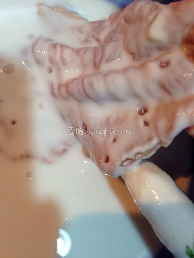 将肉放在水淀粉里挂糊，如图片