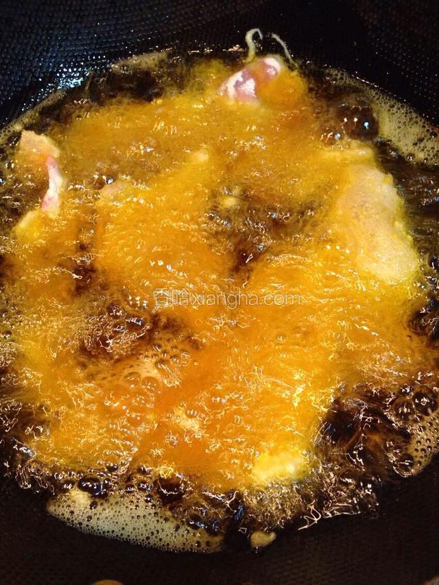 油锅油温7成热时下入挂好糊的肉片