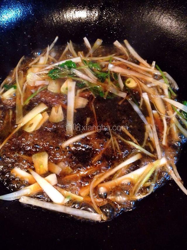 倒入调好的汁（糖 生抽 盐 味精 香油）倒入炸好的肉片快速翻炒