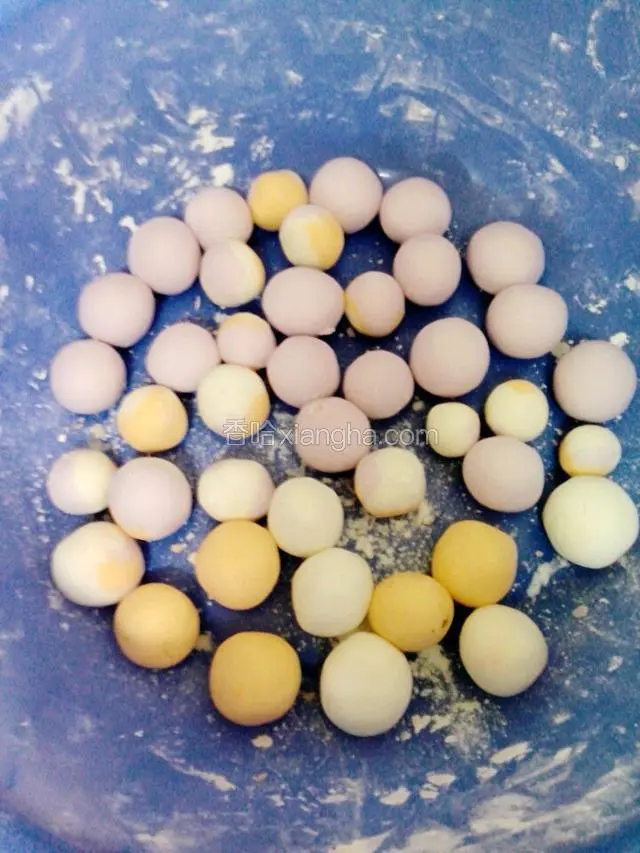 取三克面团包馅用手心搓圆即可，依次把这些面团做完，找盘子装好，盘子撒些生的糯米粉以免粘在一起了。