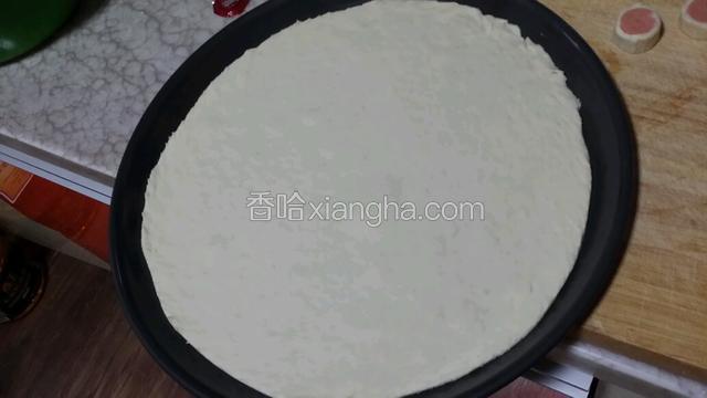 取出面团排气，分割成三份。（可以按自己的需求分割）中间醒发15分钟后取一个面团擀圆，和披萨盘基本同等大小！