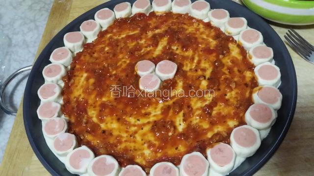 用叉子把饼底插些小洞，再把事先炒好的披萨酱抹平在饼底
