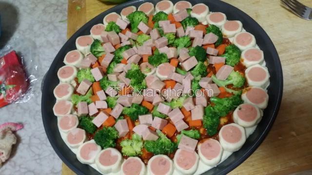 然后撒一层剥成丝的马苏里拉奶酪，再加入蔬菜，肉类。