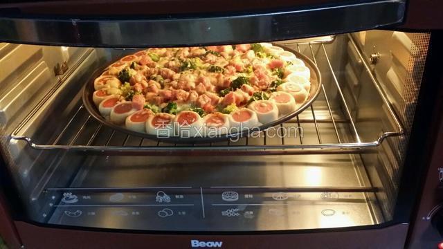入烤箱，上下火190度，20分钟！还有5分钟的时候拿出来饼边刷油，再撒少许马苏里拉！我的烤箱是45升，上下独立控温的！各种烤箱温度不太相同，根据情况来定！