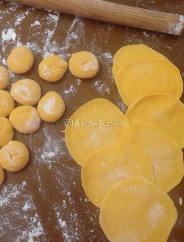 自制南瓜泥和面的饺皮
【我前面传过这种饺皮的制作方法的菜谱。需要的亲可以看看】