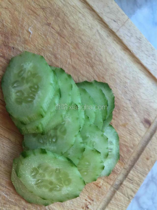 这时候可以切黄瓜片或者生菜，切汉堡胚子