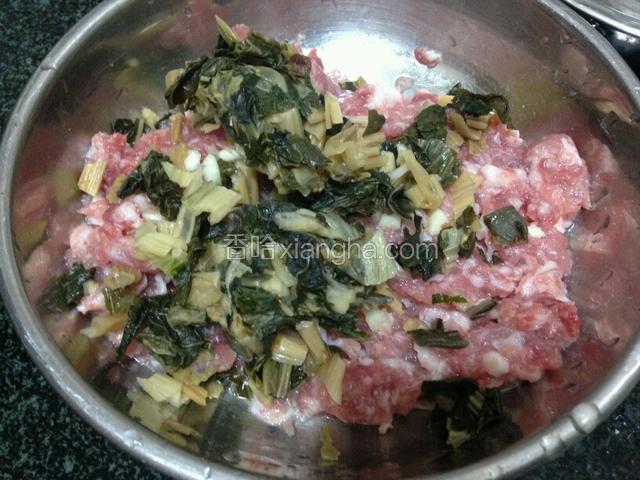 猪肉剁成肉末，加入菜干搅拌混合