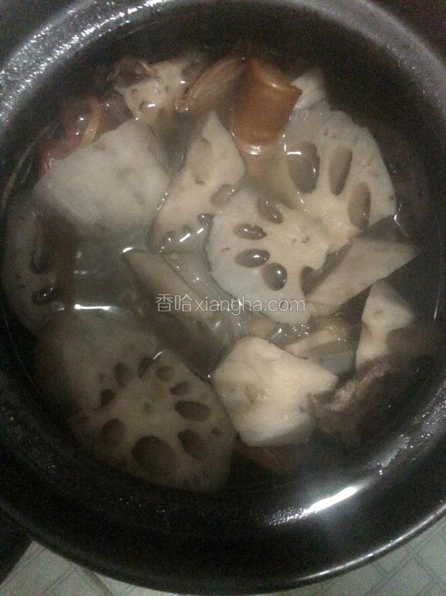 在關火前撒上胡椒粉再煲一會兒就ok啦