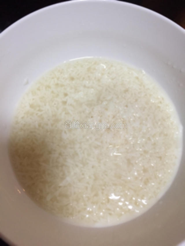 导出大半碗米酒，把锅洗干净，将米酒倒入锅里煮沸。