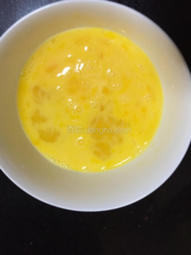 将两个鸡蛋打匀待用。