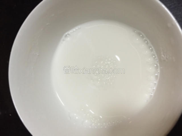 极少量凉的淀粉或者嫩肉粉，用冷水拌匀，很少的冷水哦，一勺子而已。