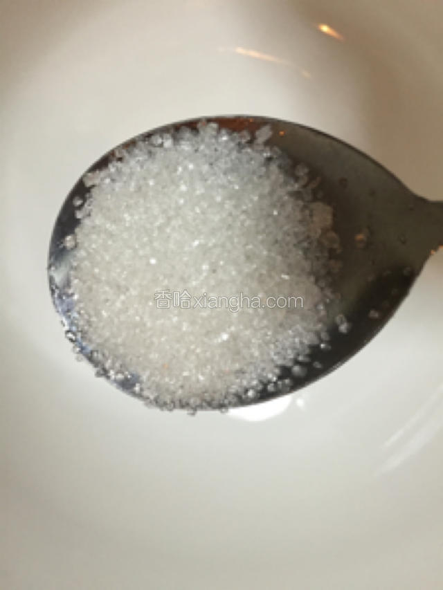 待锅里煮沸2分钟，加入白糖，把火调到最小，将准备好的鸡蛋液洒落在锅里，然后开火煮1分钟，再倒入准备好的淀粉液，搅拌一下起锅，