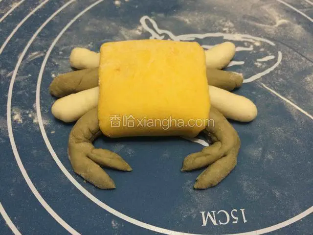 前面两只脚用小刀切开成螃蟹的大夹子；