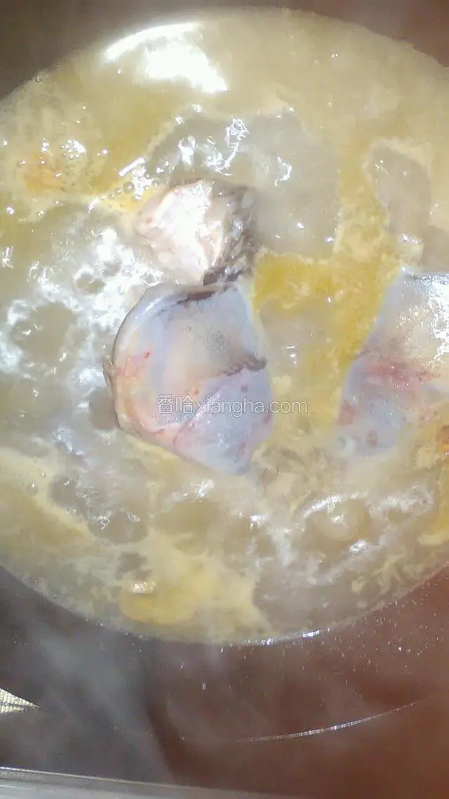 将生姜葱蒜洗净，现烧开水一壶备用，炒锅到入植物油加一小块猪油加热，并放入生姜葱煸香，放入魚头煸。