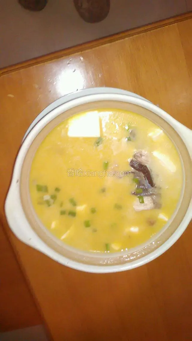 将盐鸡精，胡椒粉，加切碎的祘苗，鱼头砂锅就完了。