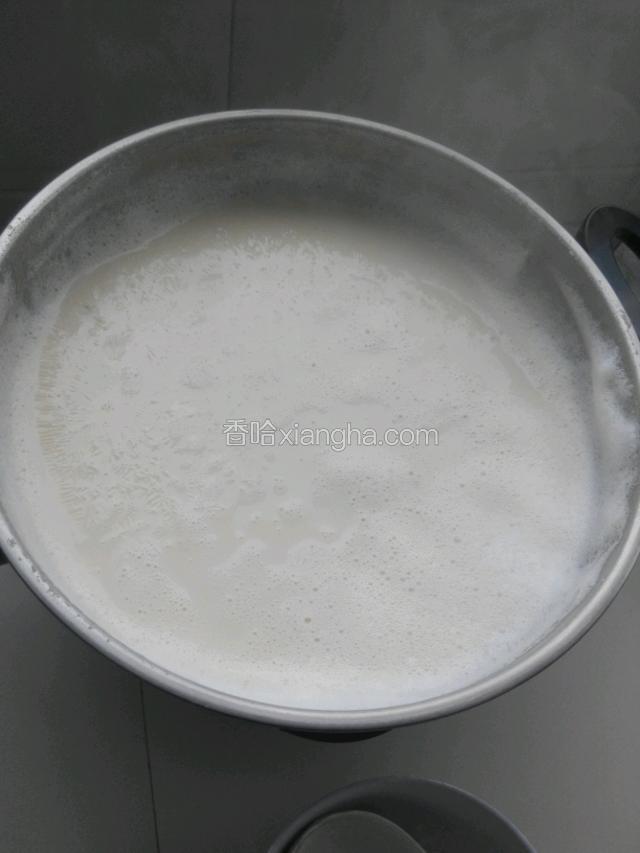 过滤后的生豆浆倒入干净锅中，烧沸两次。