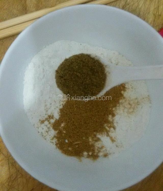 在加少许孜然粉和十三香粉